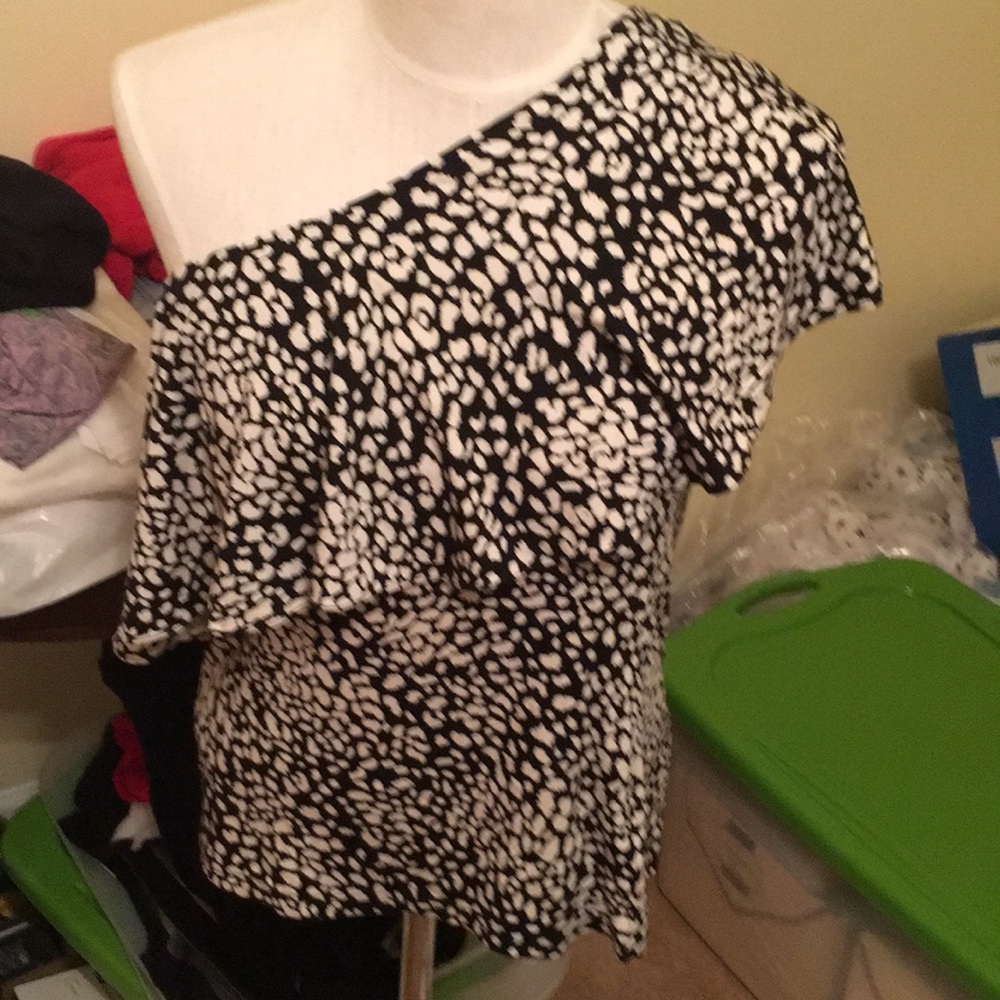 Chaps off the shoulder top in XL
